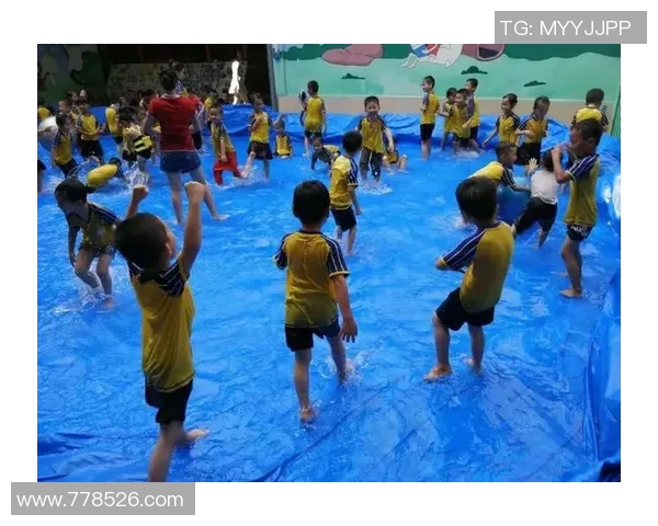 足球明星挑战翻瓶子游戏精彩瞬间集锦引发热议与欢笑